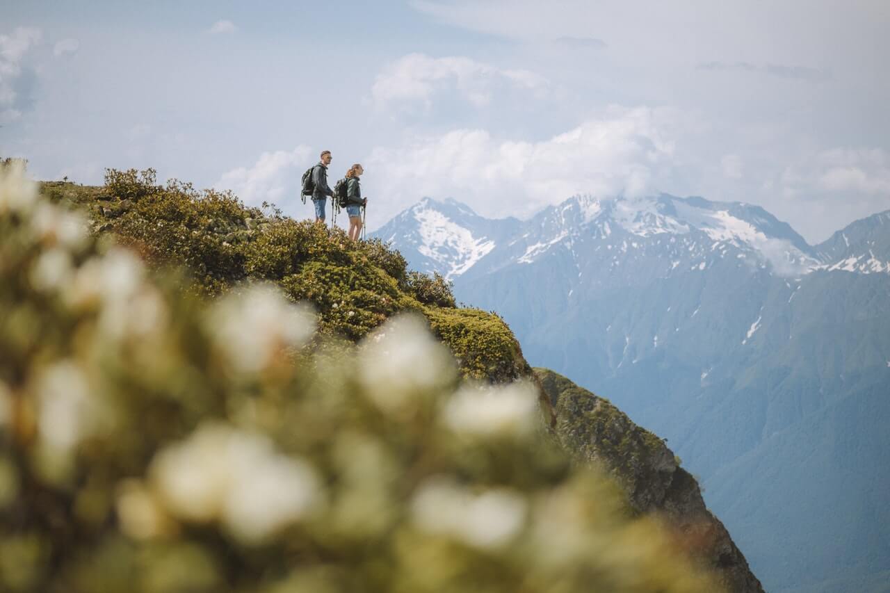 How to descend properly to ensure safety when climbing?